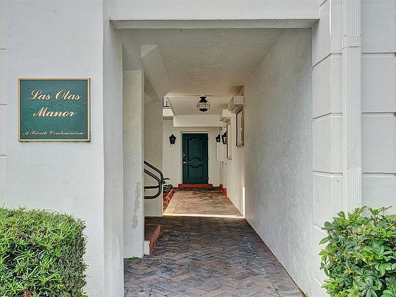 3rd image of 1212 SE 2nd Court #201