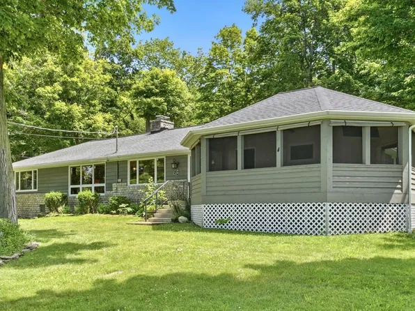 1036 W Lakeshore Dr, Kelleys Island, OH 43438