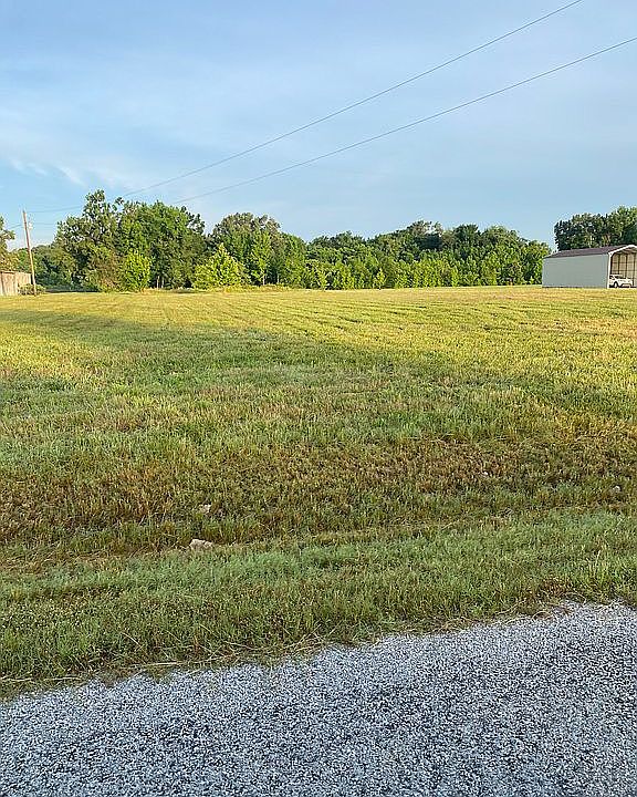 2nd image of 325 Gene Johnson Rd