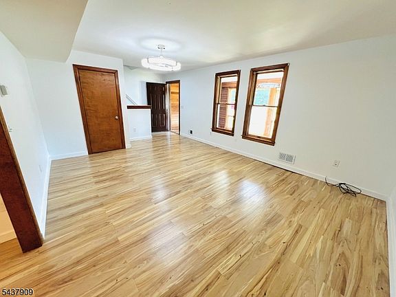 5th image of 272 E Washington Ave #272