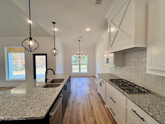 5th image of 176 El Pine Dr