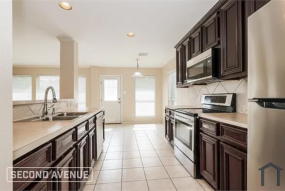5 bed, 2432 sqft, $3,109 — Photo 4