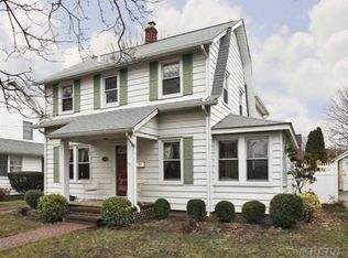 136 Marcelus Rd, Mineola, NY 11501