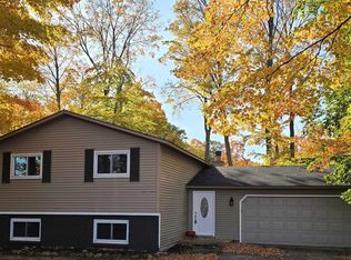 1852 Potter Rd E, Traverse City, MI 49696
