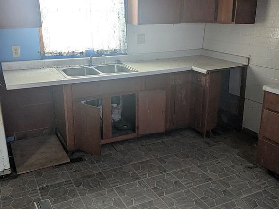 4th image of 801 W 10th St