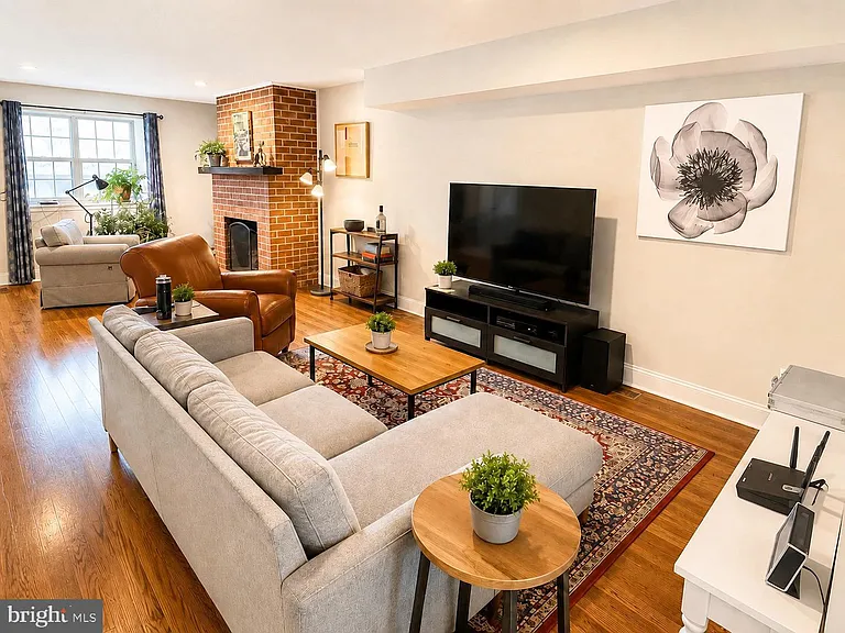 618 Coates Ln — Photo 3