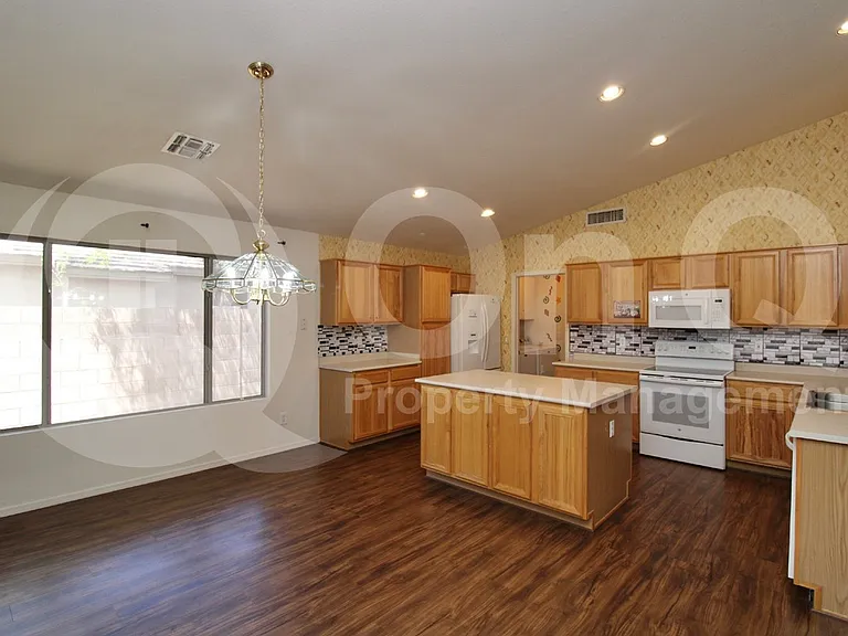 624 S 108th Pl — Photo 5