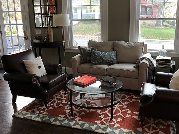 Sitting room by entry