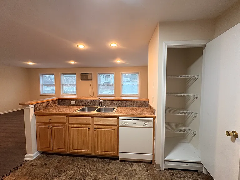 Holly Brook Apartments — Photo 54