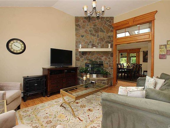 3rd image of 15 Bruce Dr