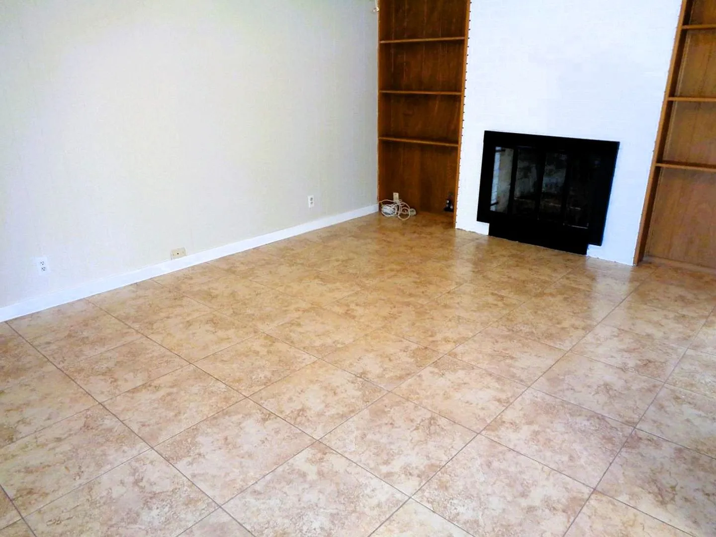 Exquisite Single Level Westside Home With Refrigerated Air Located In Quiet Neighborhood — Photo 4