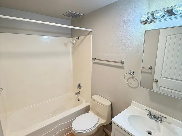 177 W C St #6 — Photo 15