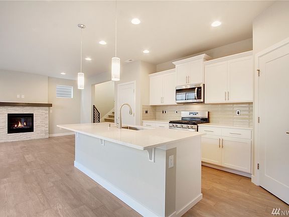 2581 plan - photos of another home at a different community.  Details will vary