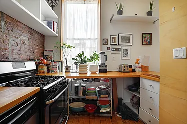 Rented by AVENUE 8 INC