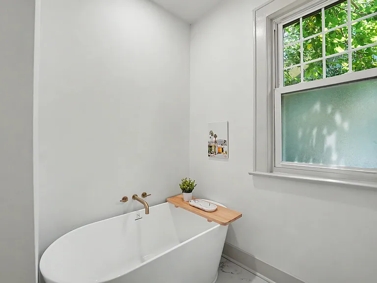114 E 48th St — Photo 15
