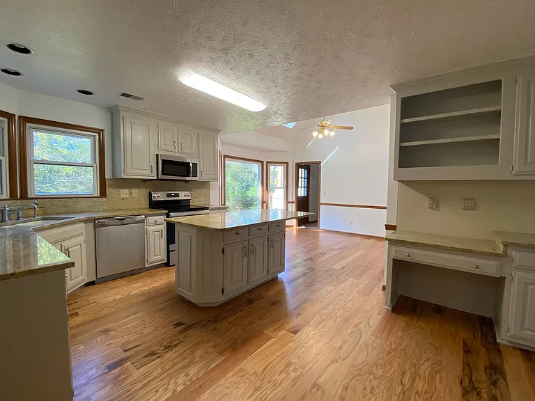 3013 Eglantine Ct — Photo 10