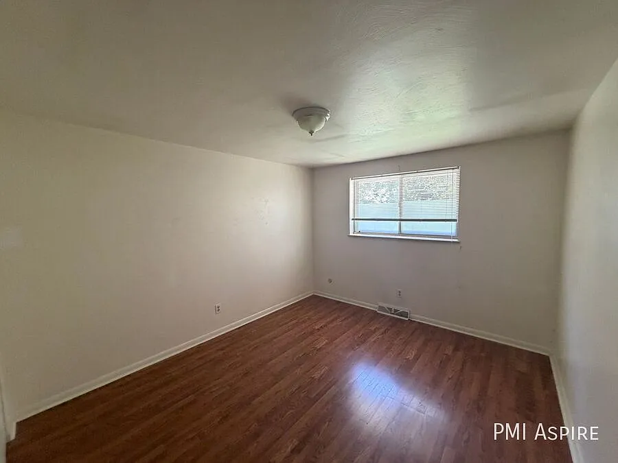 2 Bedroom 1 Bathroom Apartment in Longmont — Photo 3