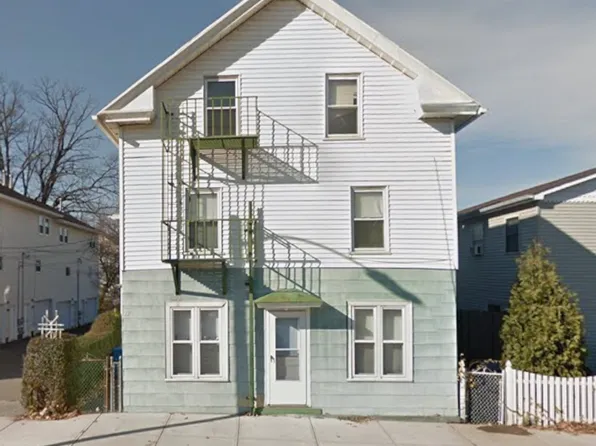77 Walnut St, Holyoke, MA 01040