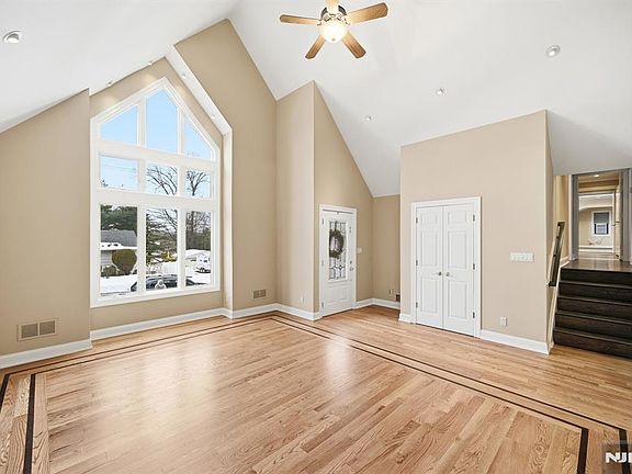 4th image of 164 Leach Ave