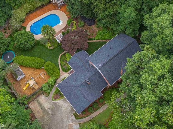3rd image of 130 Essex Cir