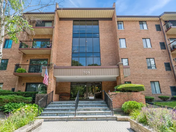 709 79th St APT 401, Darien, IL 60561