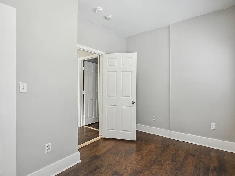 1002 W 44th St — Photo 11
