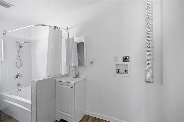 112 N Scanlan St — Photo 10