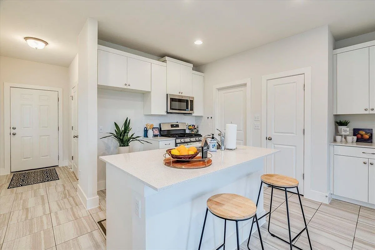 4 bed, 2.5 bath, 1593 sqft, $1,900 — Photo 3