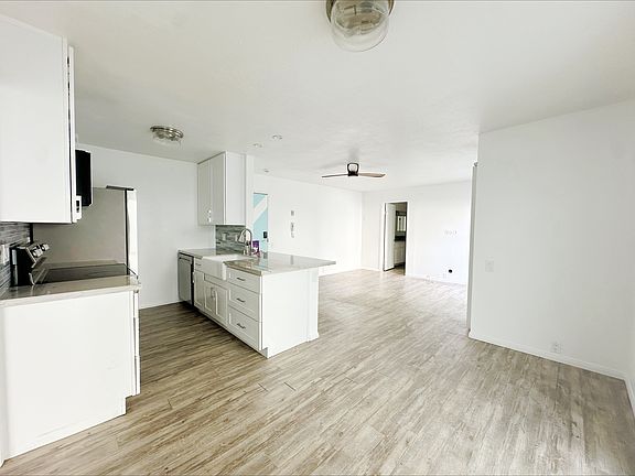 spacious open floor plan, bright kitchen