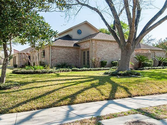 3rd image of 11903 Pebble Rock Dr