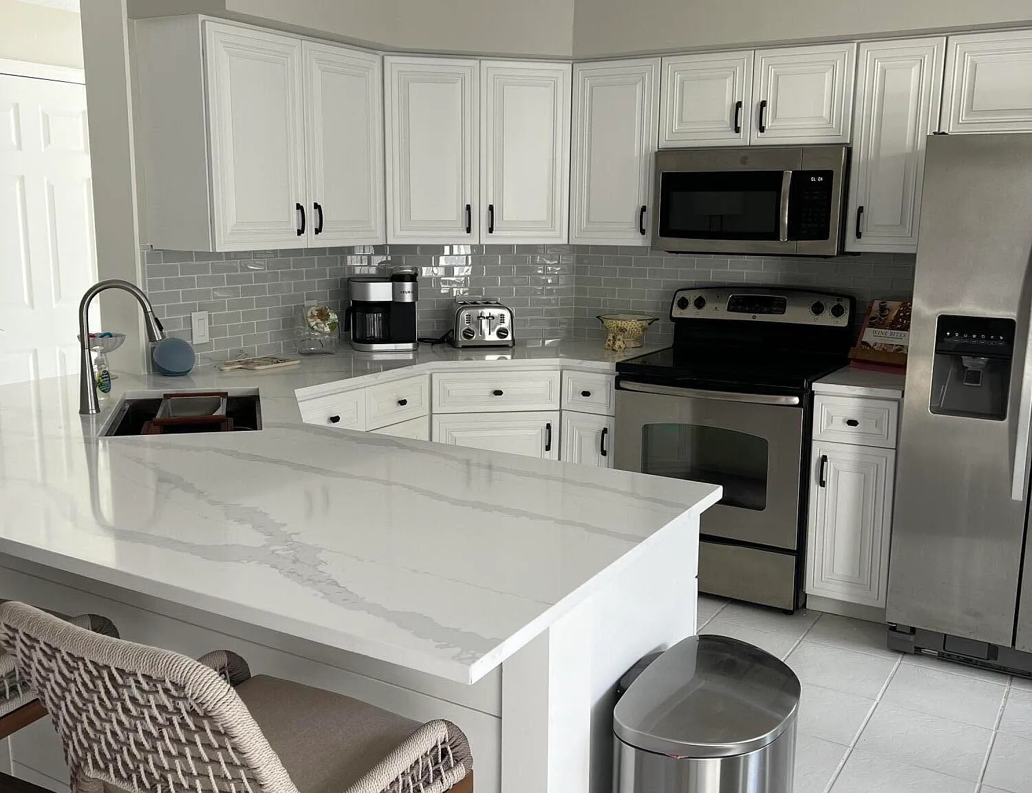 3 bed, 3.0 bath, 2022 sqft, $8,000 — Photo 2