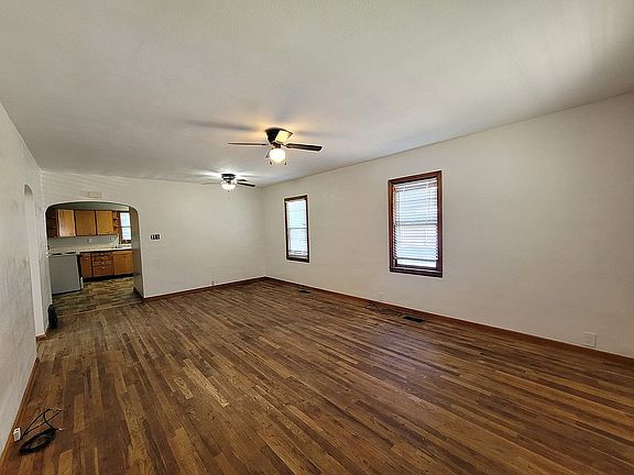 5th image of 813 E Main St