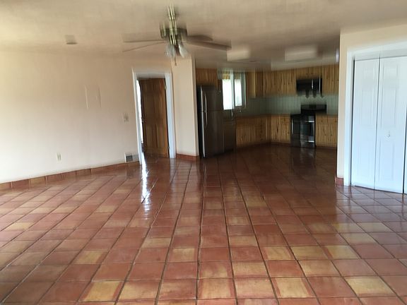 3rd image of 823 Hill Dr