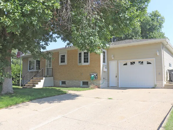 606 10th Ave NW, Mandan, ND 58554
