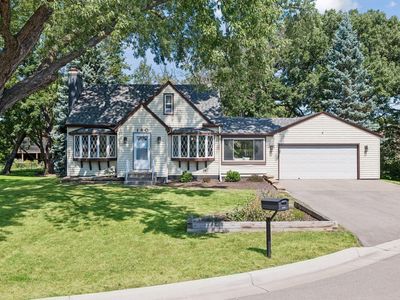 160 Mission Ln, Bloomington, MN, 55420