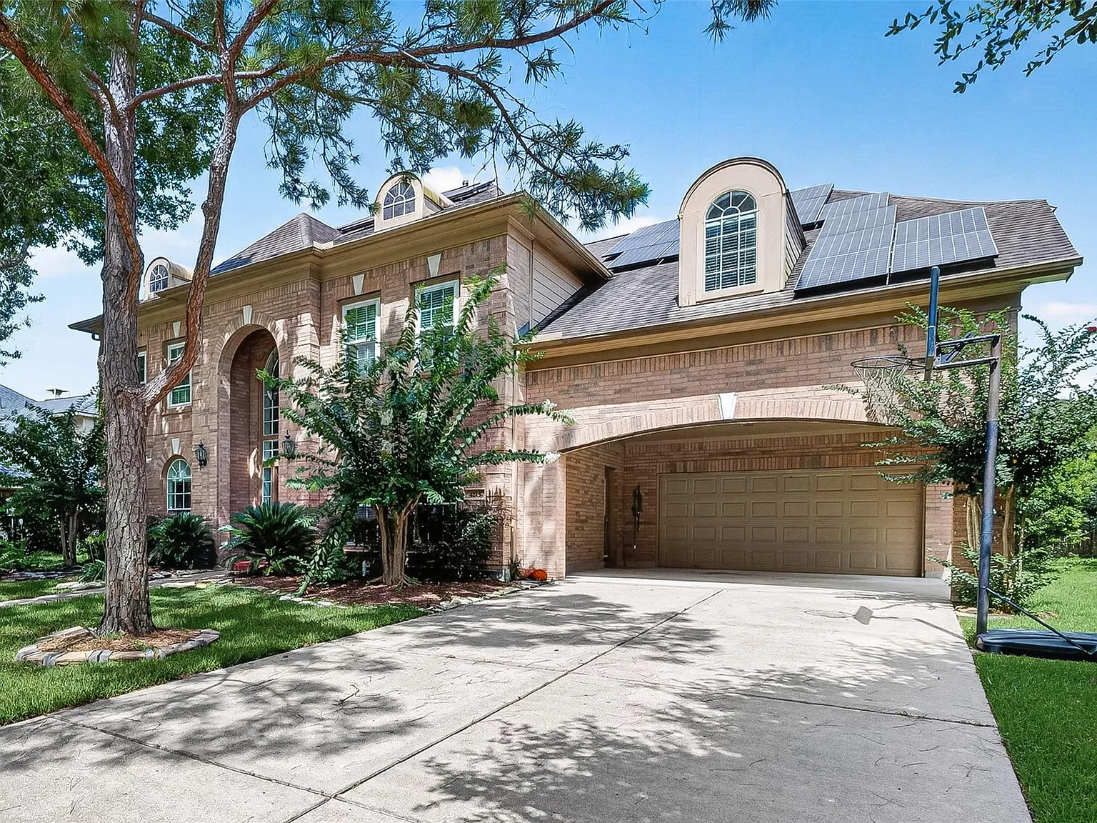 5 bed, 3.5 bath, 4197 sqft, $5,500 — Photo 1