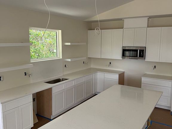 2nd image of 221 Desoto Rd