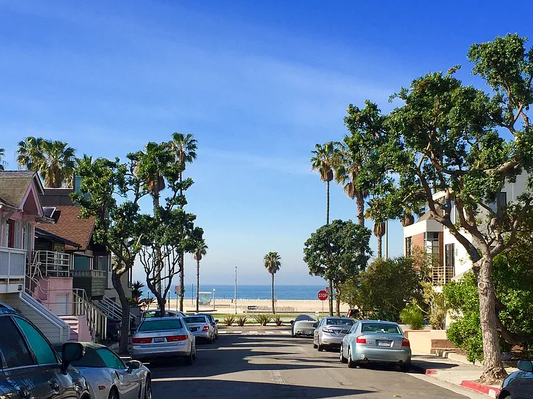 1/2 Block from Beach. Tower 25.