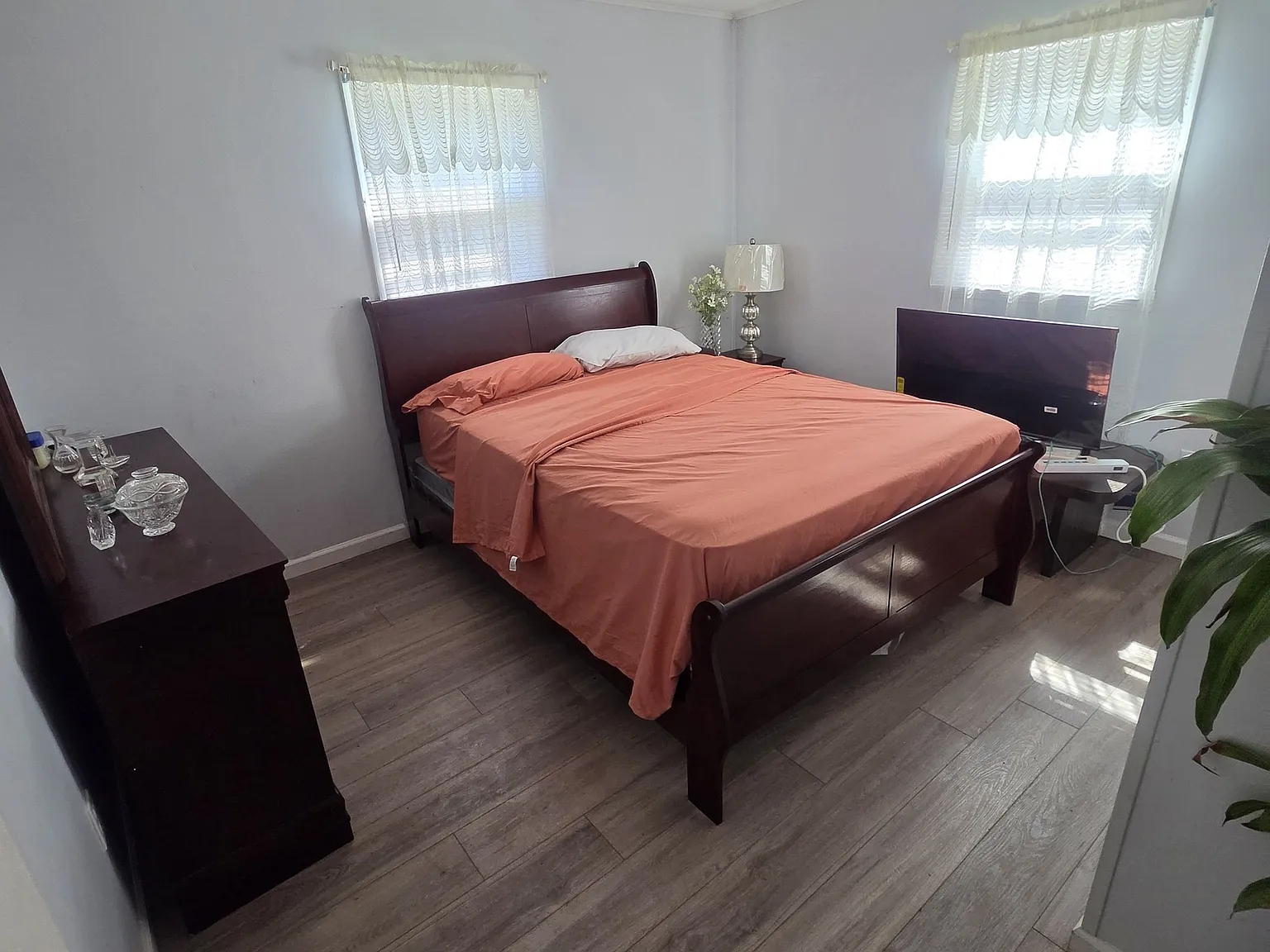 2 bed, 1.0 bath, 725 sqft, $2,400 — Photo 1