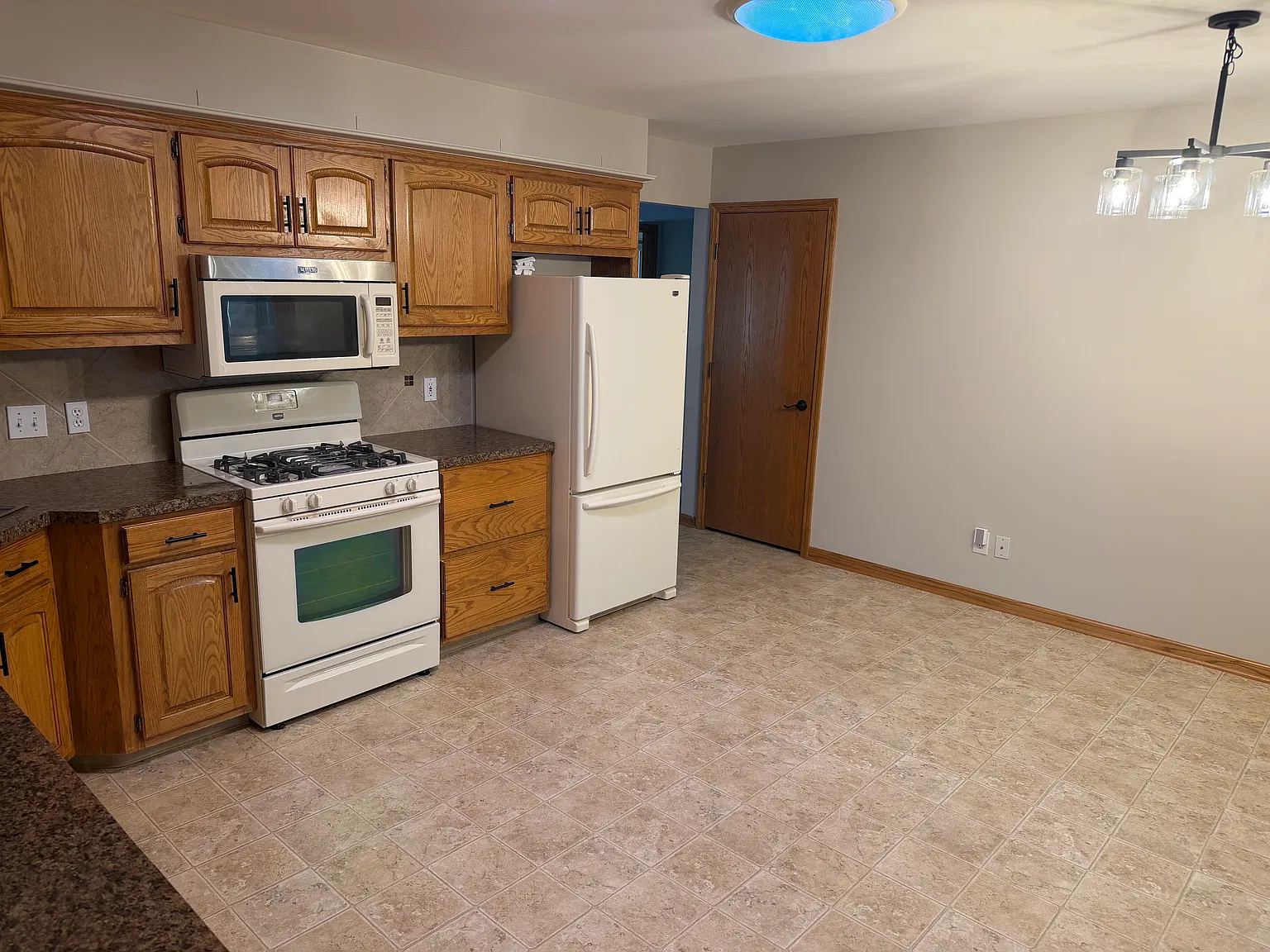 3 bed, 1100 sqft, $2,000 — Photo 3
