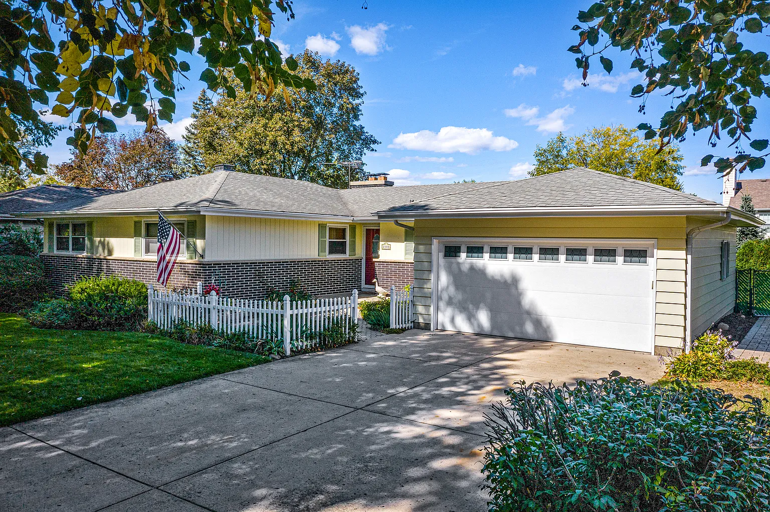 2100 Country Knoll Ln photo 1