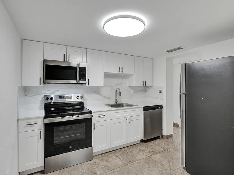 The Oaks Apartments — Photo 34