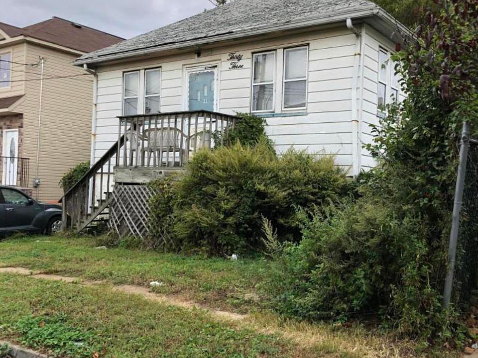 2nd image of 33 Oakville St