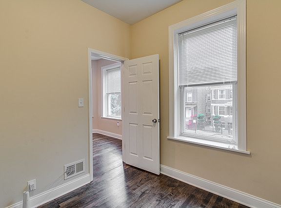 5th image of 2305 N Avers Ave