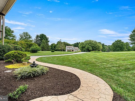 3rd image of 105 Scotts Glen Rd