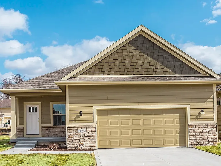 1647 Glade Dr SW — Photo 1