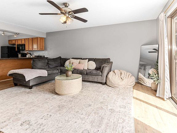 5th image of 8 Silver Creek Dr