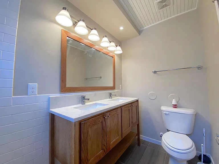 4004 Camelot Hts #B — Photo 19