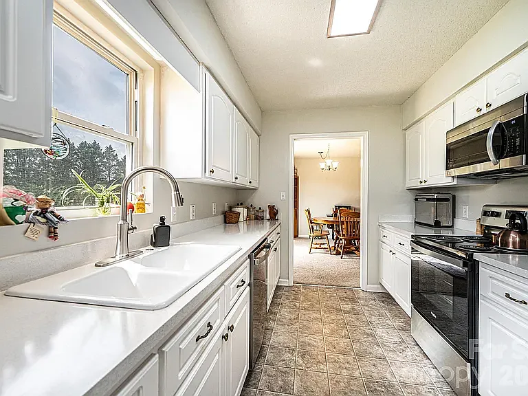 3 bed, 1362 sqft, $1,900 — Photo 4