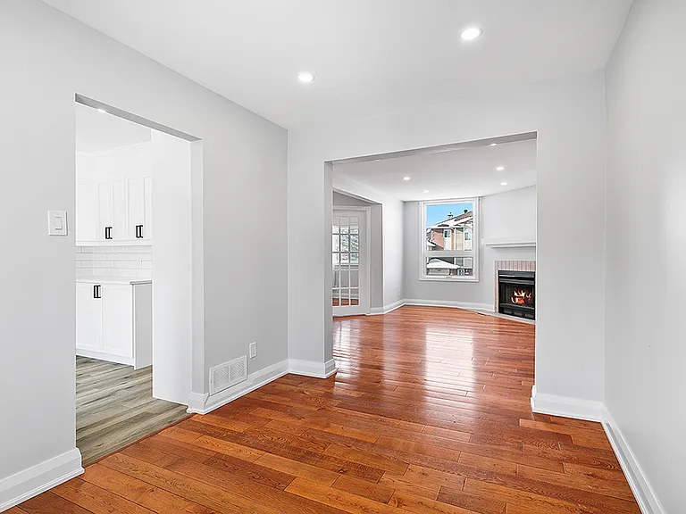 1576 Thurlow St — Photo 12